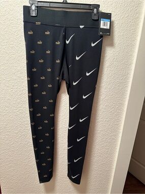 Brand new Nike leggings size medium